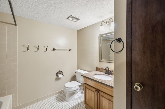9523 University Avenue 11, Clive, IA 50325