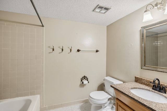 9523 University Avenue 11, Clive, IA 50325