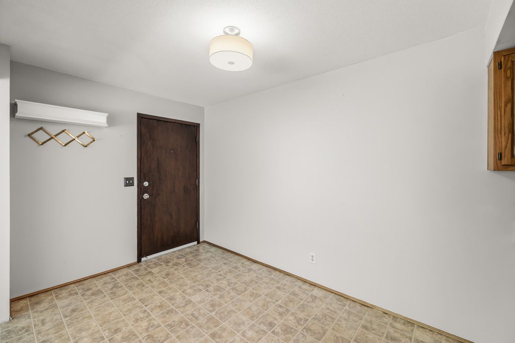 9523 University Avenue 11, Clive, IA 50325