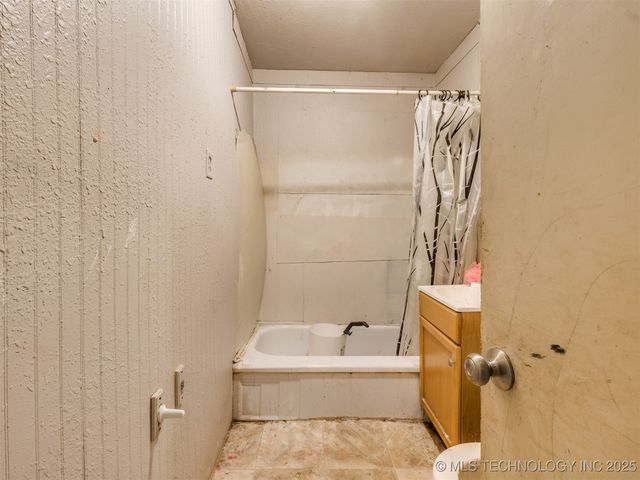 402 S Guthrie Avenue, Coweta, OK 74429