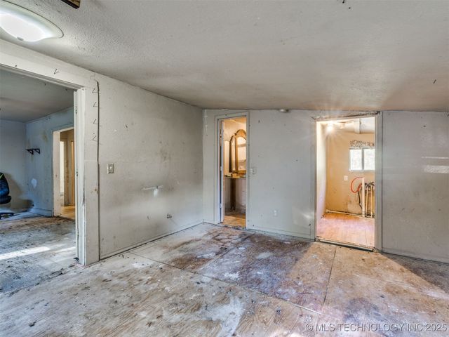 402 S Guthrie Avenue, Coweta, OK 74429