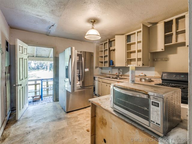 402 S Guthrie Avenue, Coweta, OK 74429