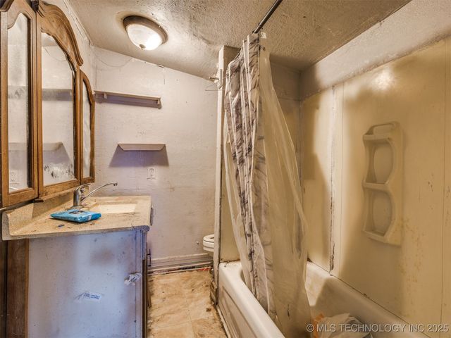 402 S Guthrie Avenue, Coweta, OK 74429