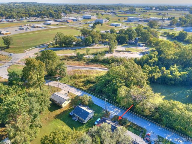 402 S Guthrie Avenue, Coweta, OK 74429