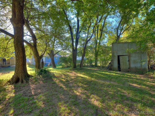 402 S Guthrie Avenue, Coweta, OK 74429