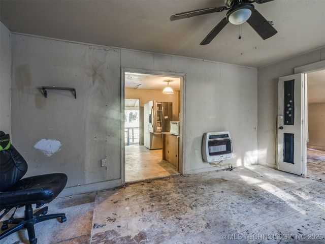 402 S Guthrie Avenue, Coweta, OK 74429