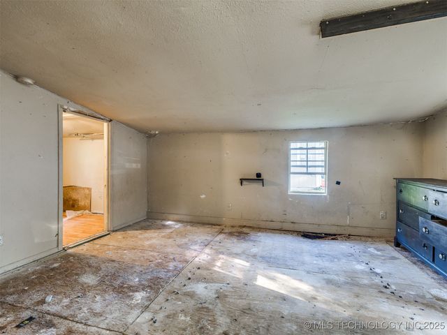 402 S Guthrie Avenue, Coweta, OK 74429