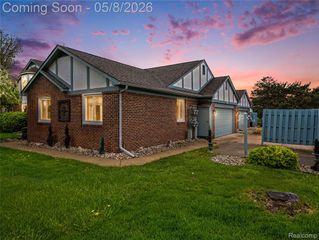 15596 Huntcliff Drive 40, Macomb Township, MI 48044