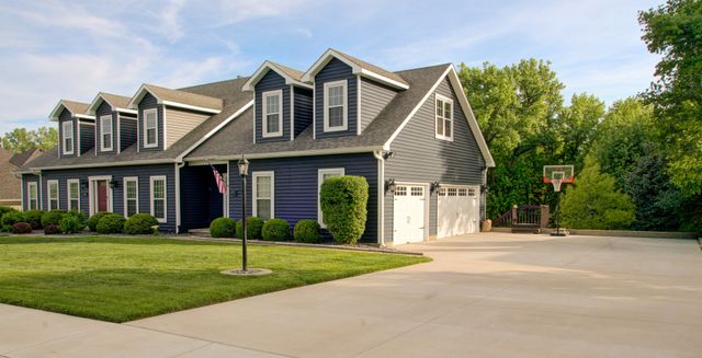 2267 Saint Andrews Circle, Bettendorf, IA 52722