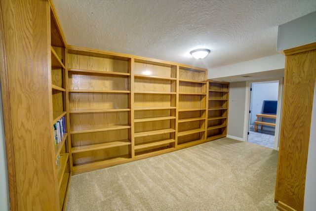 2267 Saint Andrews Circle, Bettendorf, IA 52722