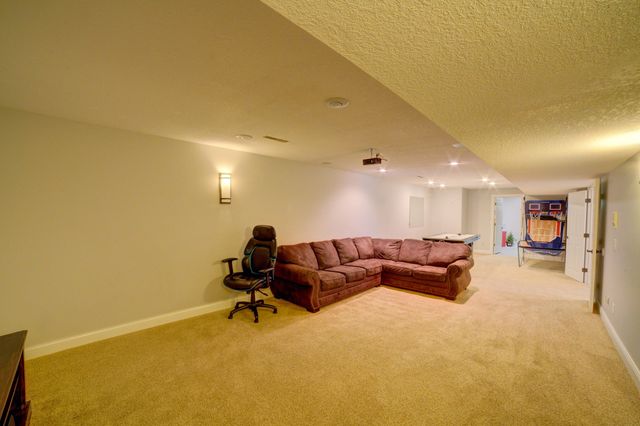 2267 Saint Andrews Circle, Bettendorf, IA 52722