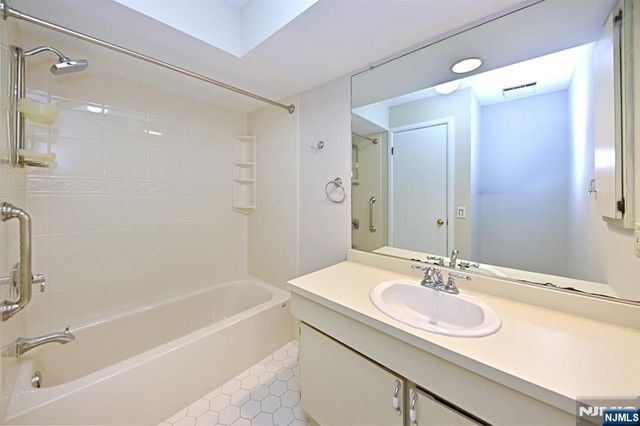 204 Indian Hollow 204, Mahwah, NJ 07430