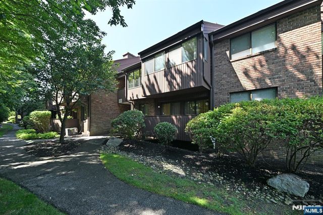 204 Indian Hollow 204, Mahwah, NJ 07430