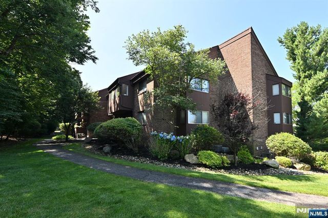 204 Indian Hollow 204, Mahwah, NJ 07430