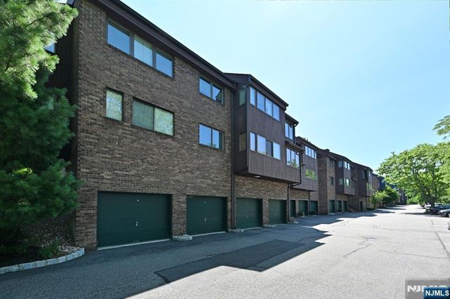 204 Indian Hollow 204, Mahwah, NJ 07430