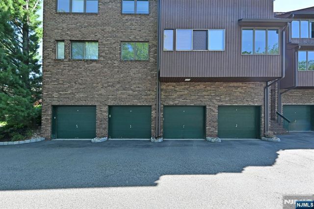 204 Indian Hollow 204, Mahwah, NJ 07430