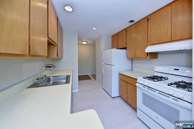 204 Indian Hollow 204, Mahwah, NJ 07430