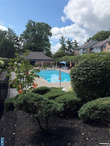 204 Indian Hollow 204, Mahwah, NJ 07430