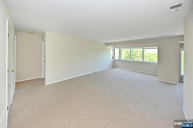 204 Indian Hollow 204, Mahwah, NJ 07430
