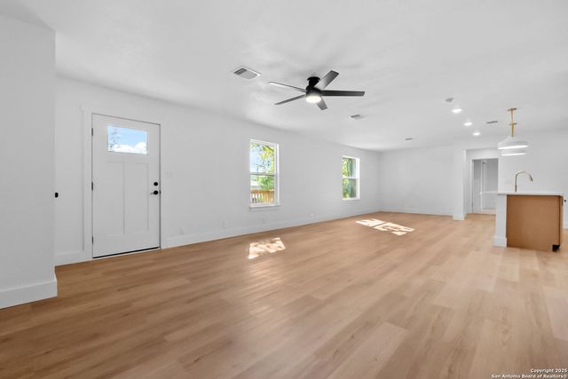 1264 S Academy Ave, New Braunfels, TX 78130