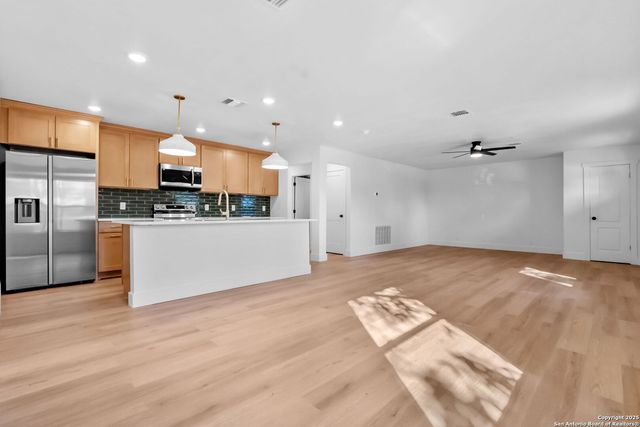 1264 S Academy Ave, New Braunfels, TX 78130