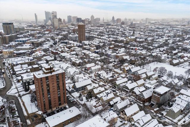 1850 N Warren AVENUE, Milwaukee, WI 53202