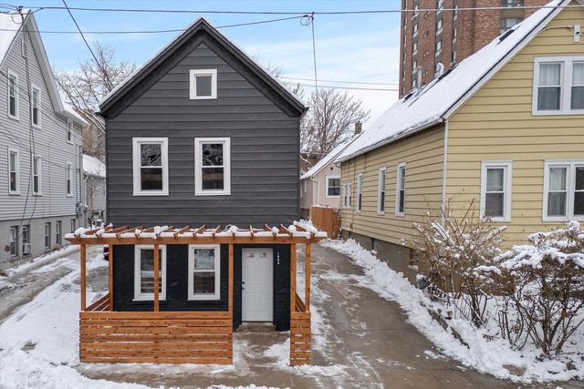 1850 N Warren AVENUE, Milwaukee, WI 53202