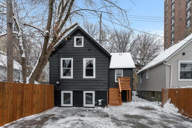 1850 N Warren AVENUE, Milwaukee, WI 53202