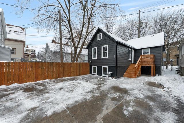 1850 N Warren AVENUE, Milwaukee, WI 53202