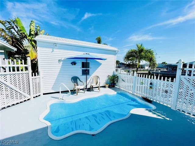 3064 Sloop LN, St James City, FL 33956