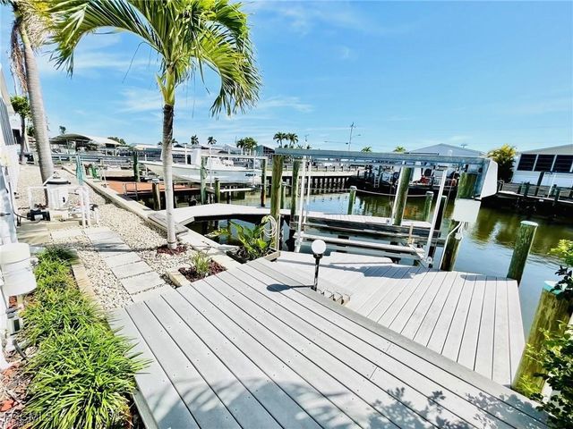 3064 Sloop LN, St James City, FL 33956