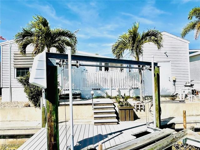 3064 Sloop LN, St James City, FL 33956