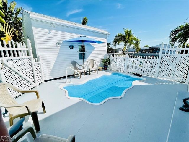 3064 Sloop LN, St James City, FL 33956