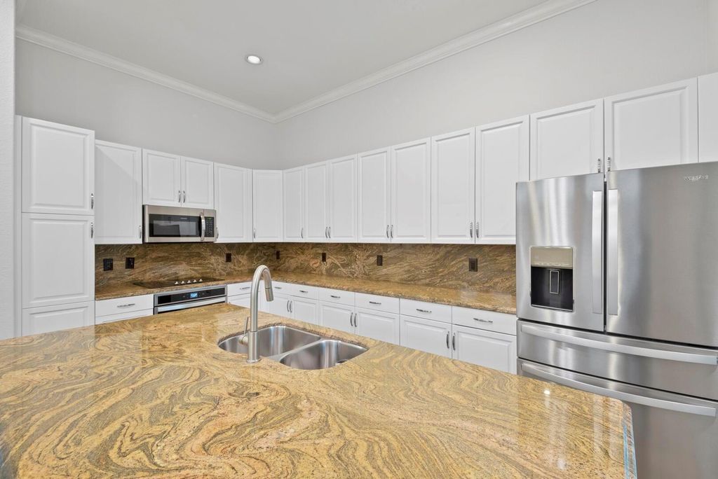 Image 5 of property listing at 12520 NW 79th Manor, Parkland, FL 33076