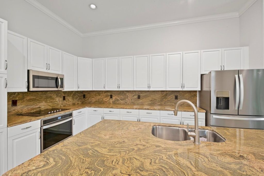 Image 7 of property listing at 12520 NW 79th Manor, Parkland, FL 33076