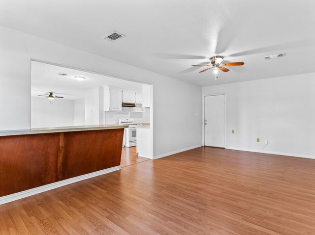 219 E Beecher Avenue, Palacios, TX 77465