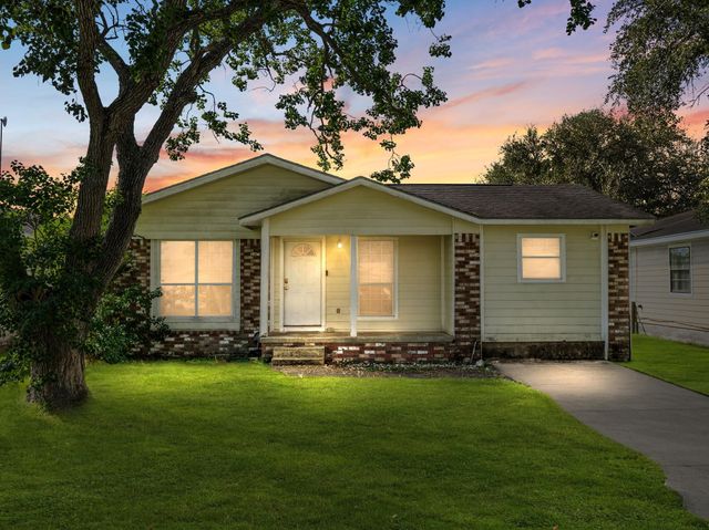 219 E Beecher Avenue, Palacios, TX 77465