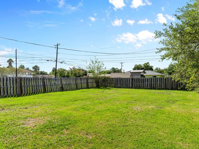 219 E Beecher Avenue, Palacios, TX 77465
