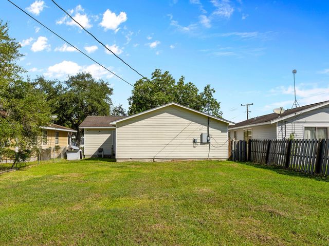 219 E Beecher Avenue, Palacios, TX 77465