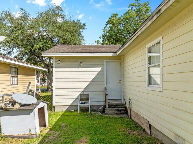 219 E Beecher Avenue, Palacios, TX 77465