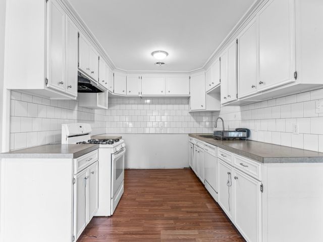 219 E Beecher Avenue, Palacios, TX 77465