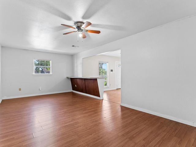 219 E Beecher Avenue, Palacios, TX 77465