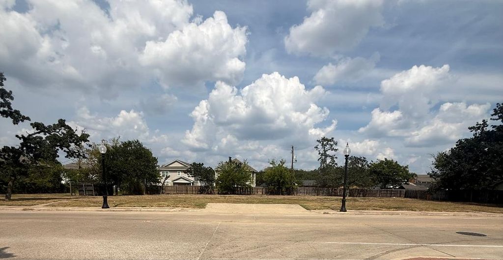 3907 College Main, Bryan, TX 77801 — exterior