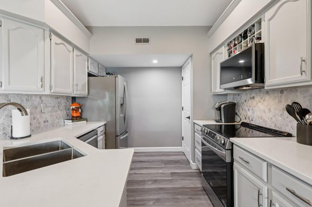 200 S Watchtower Drive, 303, Wilder, KY 41076