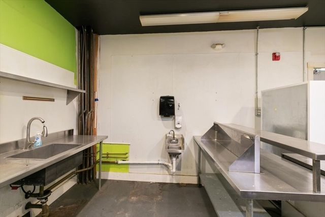 11 Elm St 1, Amesbury, MA 01913