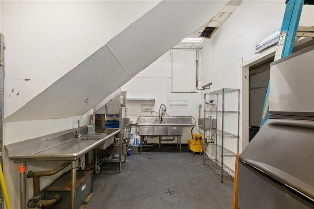 11 Elm St 1, Amesbury, MA 01913