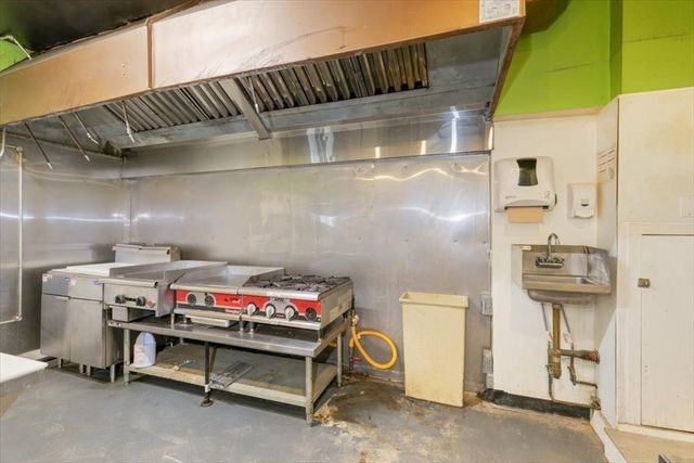 11 Elm St 1, Amesbury, MA 01913