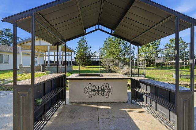 6760 Amber Ridge Drive, Anderson, CA 96007