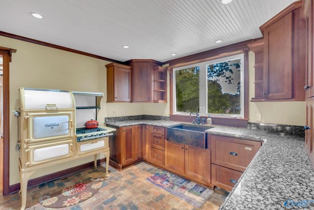 2004 Vestavia Drive SW, Decatur, AL 35603