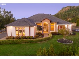 580 EVELYN St, Roseburg, OR 97471
